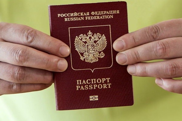 Прописала сама себя: женщина вклеила в свой паспорт лист с пропиской из чужого паспорта