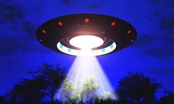 Очевидец снял на видео НЛО, который пролетал в небе над городом