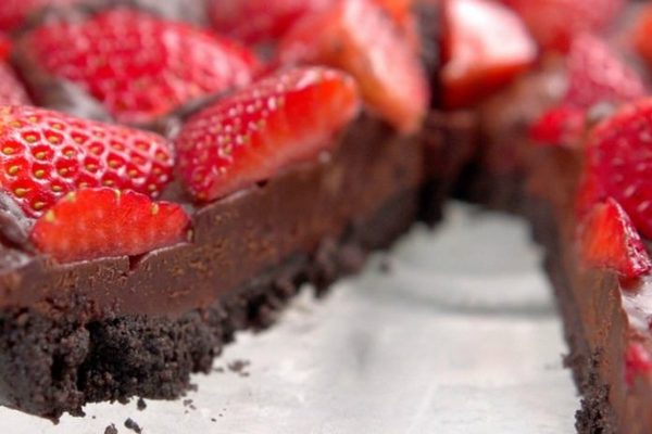 Как приготовить без выпекания клубнично-шоколадный пирог?