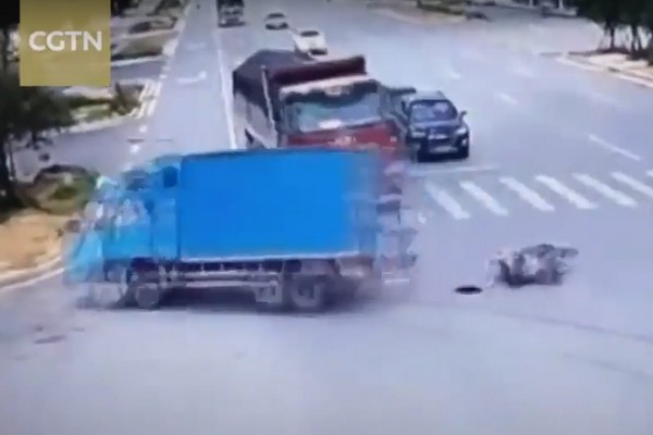 RealVideo: мужика на скутере сбивают два грузовика подряд, а он цел и невредим