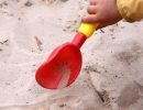 7-летний ребенок задохнулся в песке на даче