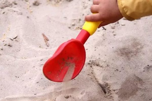 7-летний ребенок задохнулся в песке на даче