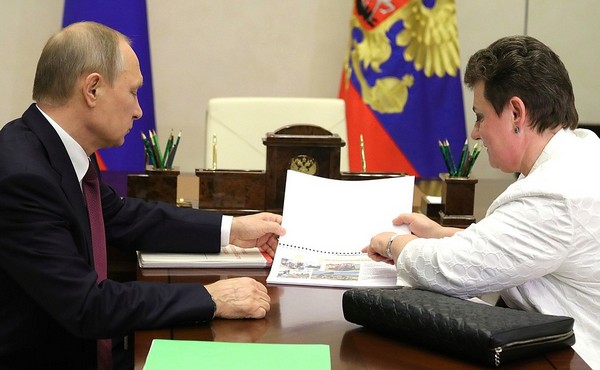 Путин передал губернатору Владимирской области зелёную папку и упомянул про Вязники