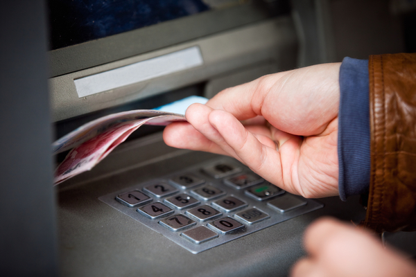 банкомат,снятие денег,ограничение на снятие наличных с банковских карт,Money from cash machine