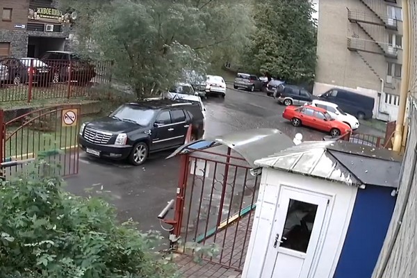 Видео: как за 20 секунд разбить 4 машины или как пенсионер устроил разгром во дворе