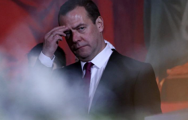 Медведев утвердил правила пользования кадилом и огнетушителем в церкви