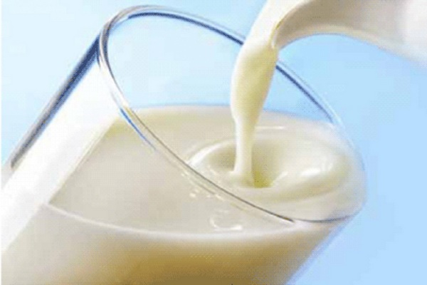молоко,молочная продукция,наливают молоко,