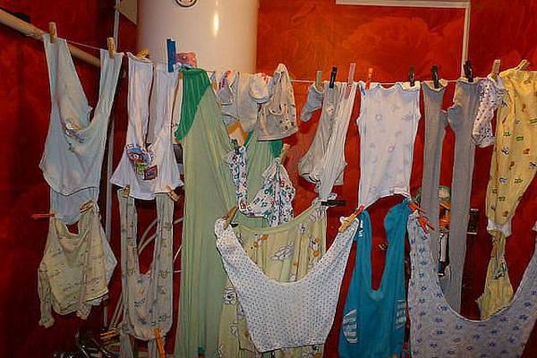 Вот почему нельзя сушить одежду в жилом помещении
