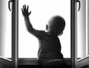 Двухлетний ребенок разбился насмерть, выпав из окна 6 этажа