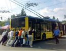 Пассажиры заводят троллейбус с толкача. Видео