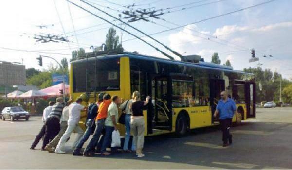 Пассажиры заводят троллейбус с толкача. Видео