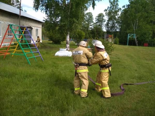 Пожарные эвакуировали детей из оздоровительного лагеря