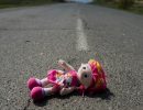 кукла на дороге,