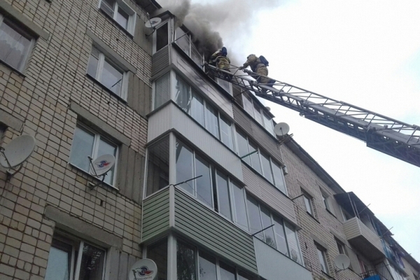 Пожар в пятиэтажном доме. Спасатели эвакуировали 10 человек