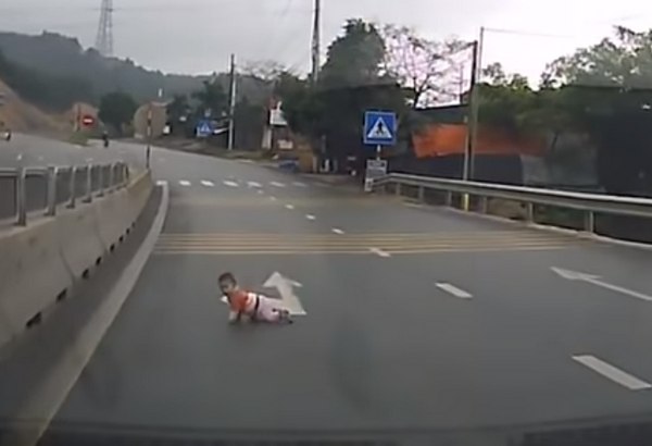Водитель едва успел нажать на тормоза, чтобы не наехать на ползущего по трассе ребенка