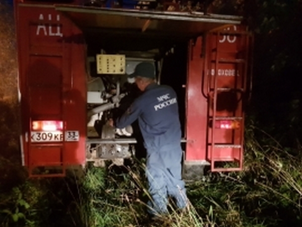 Ночной пожар в деревне тушили 8 человек