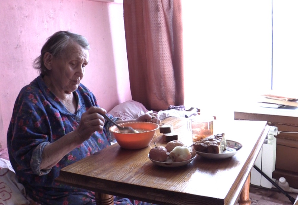Приемная семья для пожилых людей: жительница деревни Осинки Ольга Маныч заботится о четырех стариках