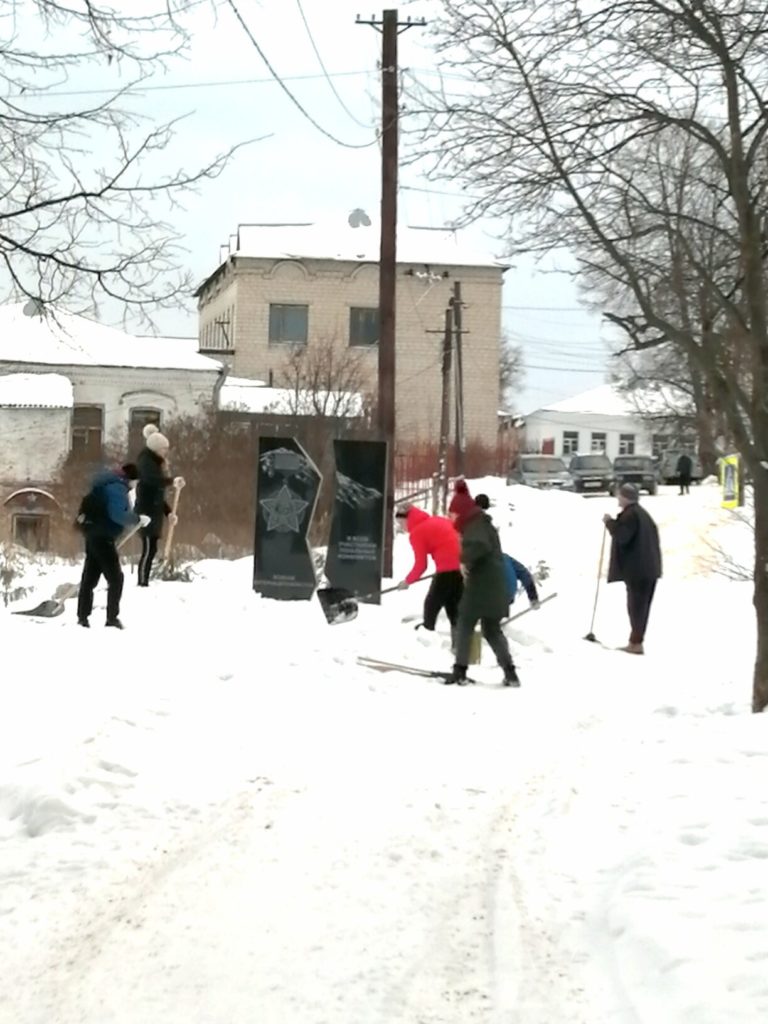 Мстёра школьники очистка от снега памятник,