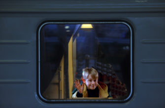 один в поезде,ребенок один в поезде,