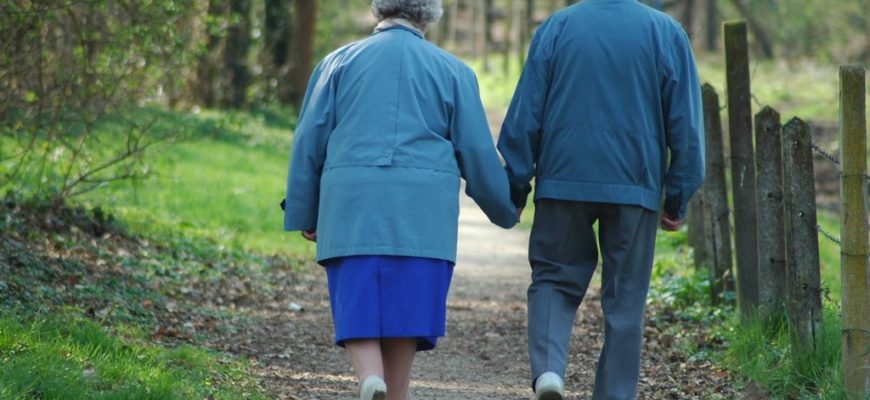 пожилые люди,пожилая пара,пожилая пара идет держась за руки,старики идут,
