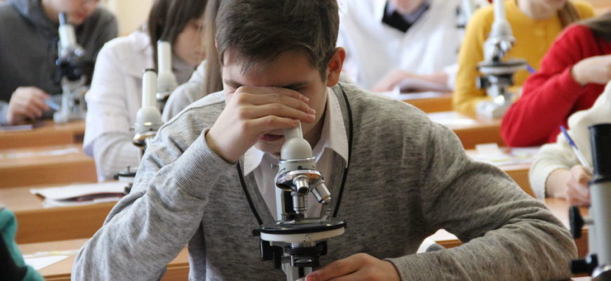 олимпиада школьников,школьная олимпиада,школьник с микроскопом,ученик с микроскопом,