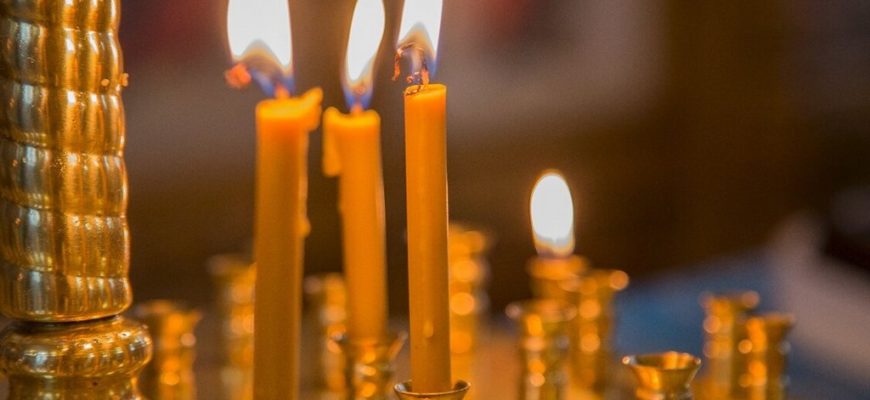 свечи в храме,свечи в церкви,горят свечи,церковные свечи,