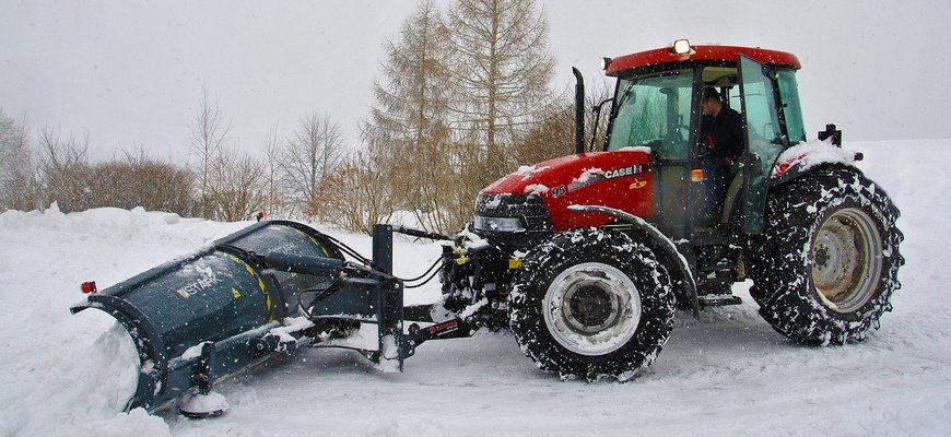 трактор чистит снег,